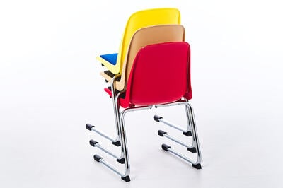 Widerstandsfähige Polsterstühle mit C-Freischwinger für Schulungen